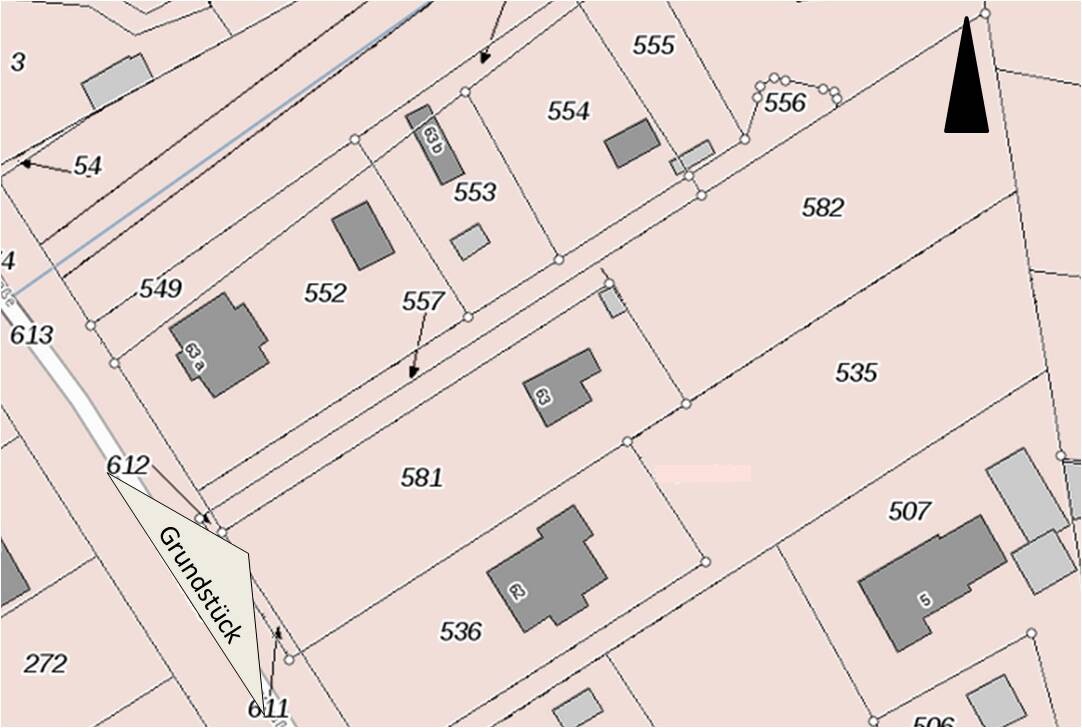 Katasterkarte: Grundstücksparzellen mit Nummern, Gebäuden und Straßenverlauf