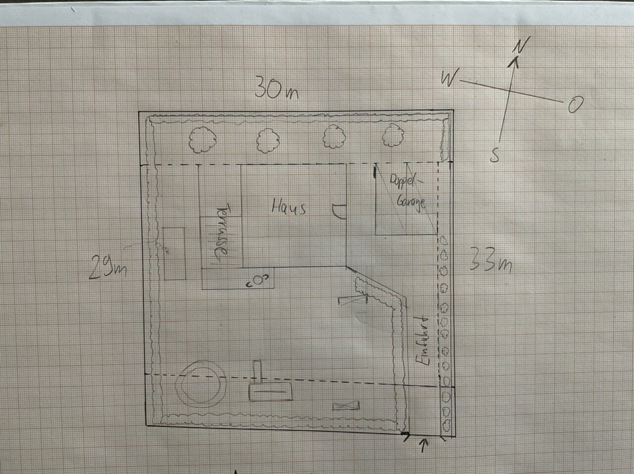 Hand-drawn floor plan: central house, double garage on the right, garden, entrance.