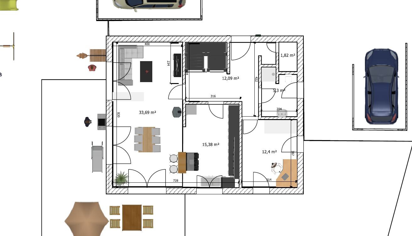 Grundriss eines Hauses mit Wohnzimmer, Essbereich, Küche, Schlafzimmer, Bad, Flur und Garage.