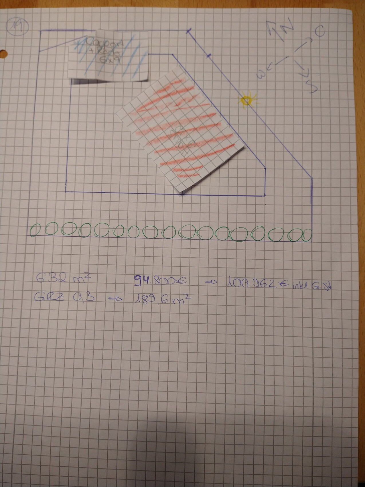 Blauer Grundriss auf kariertem Papier mit roter Notiz, gelbem Symbol, grünen Kreisen am Rand.