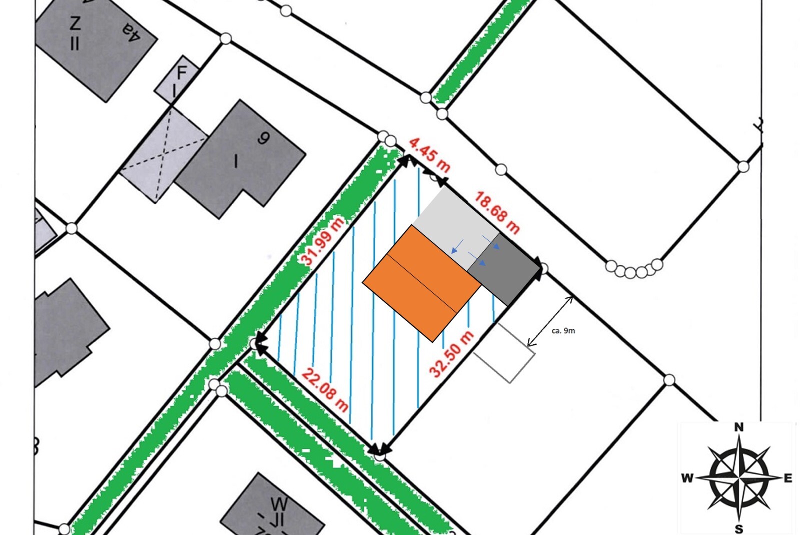 Lageplan: diagonaler Grünstreifen neben orangefarbenem Gebäude, Kompass unten rechts.