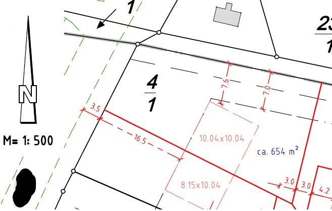 Grundriss eines Baugrundstücks mit Abmessungen, Flächenangaben und Nordpfeil, Maßstab 1:500.