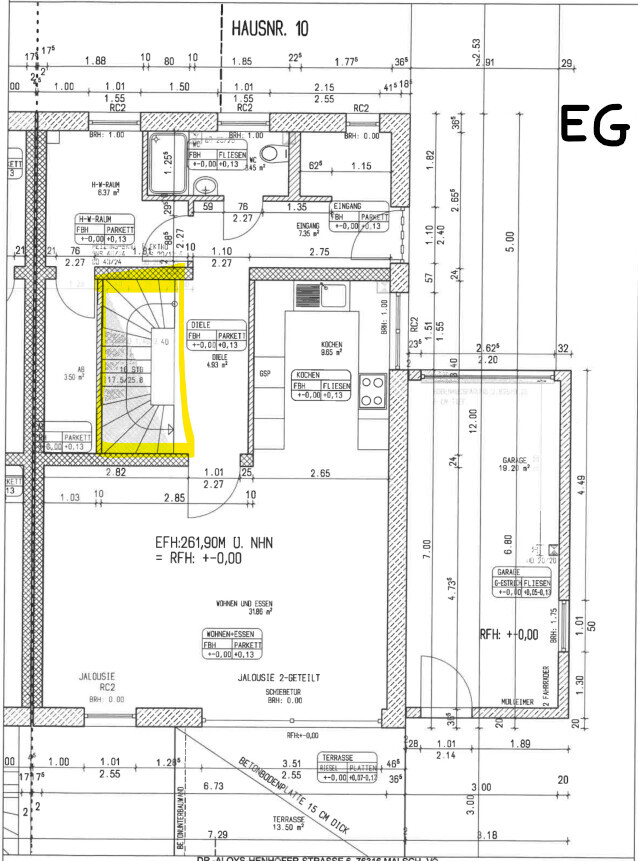 Ground floor plan with staircase, kitchen, living room, and entrances marked in yellow.