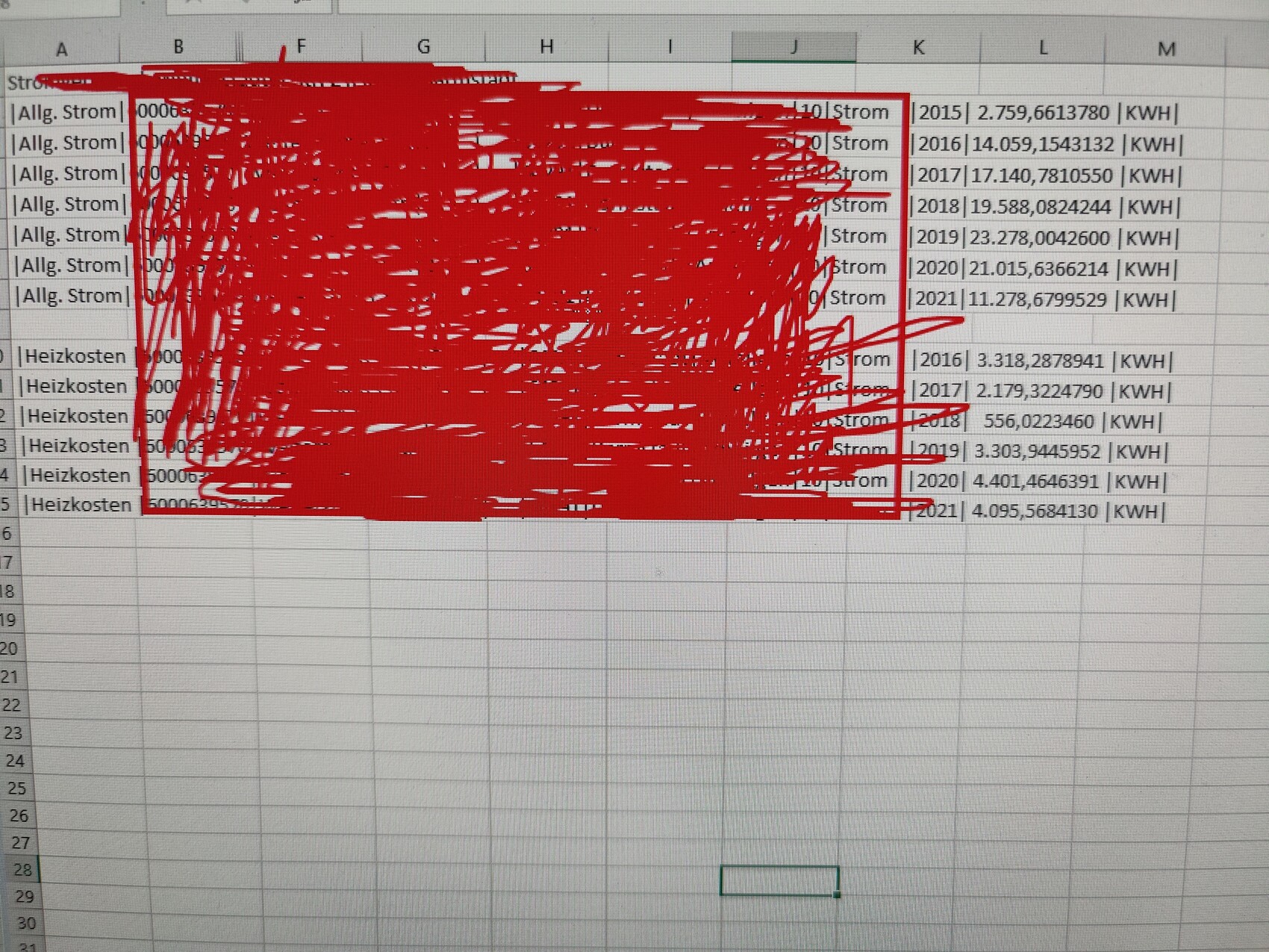 Screenshot einer Excel-Tabelle zu Strom- und Heizkosten; zentrale rote Markierung verdeckt Daten
