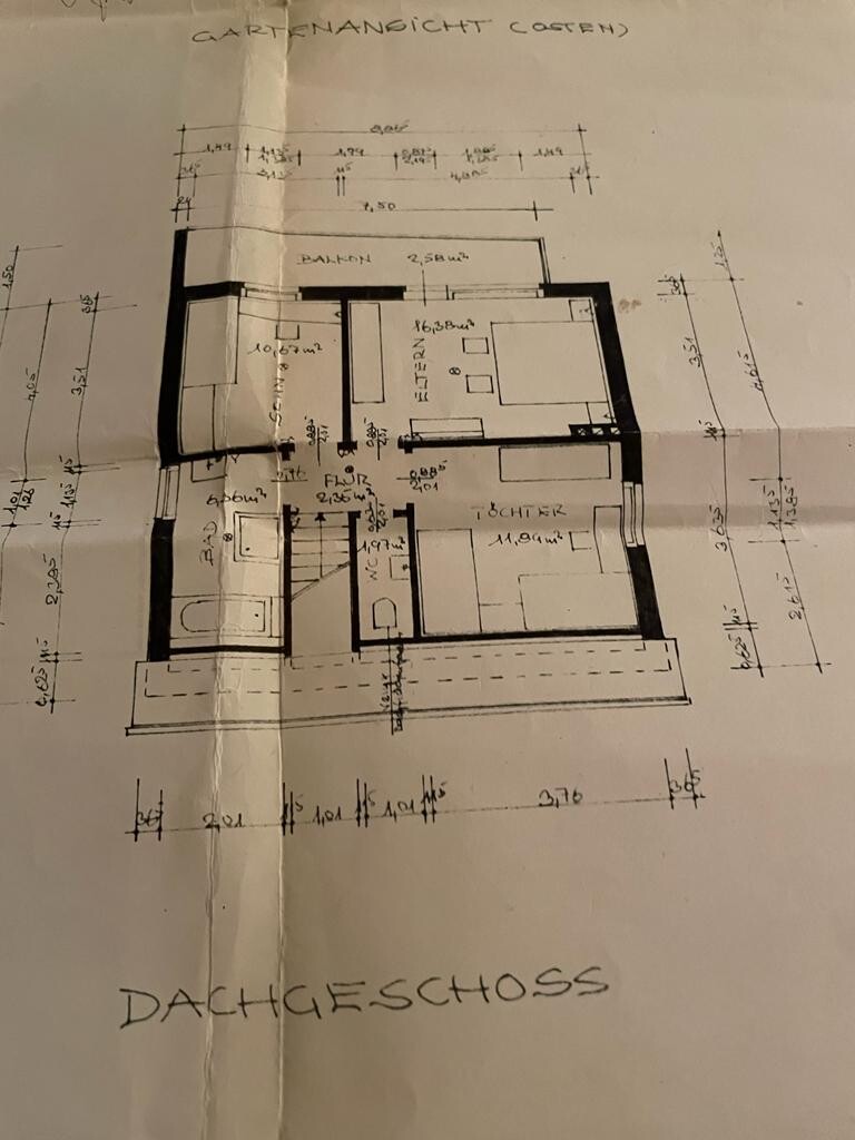 Handgezeichneter Dachgeschossplan mit Zimmern, Treppe, Balkon und Maßangaben.