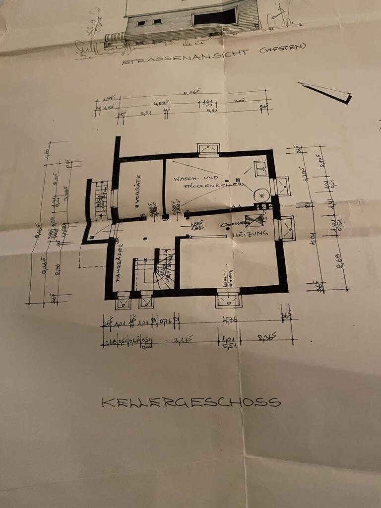 Technischer Grundriss Kellergeschoss mit Waschkeller, Heizungsraum, Treppen und Maßangaben.