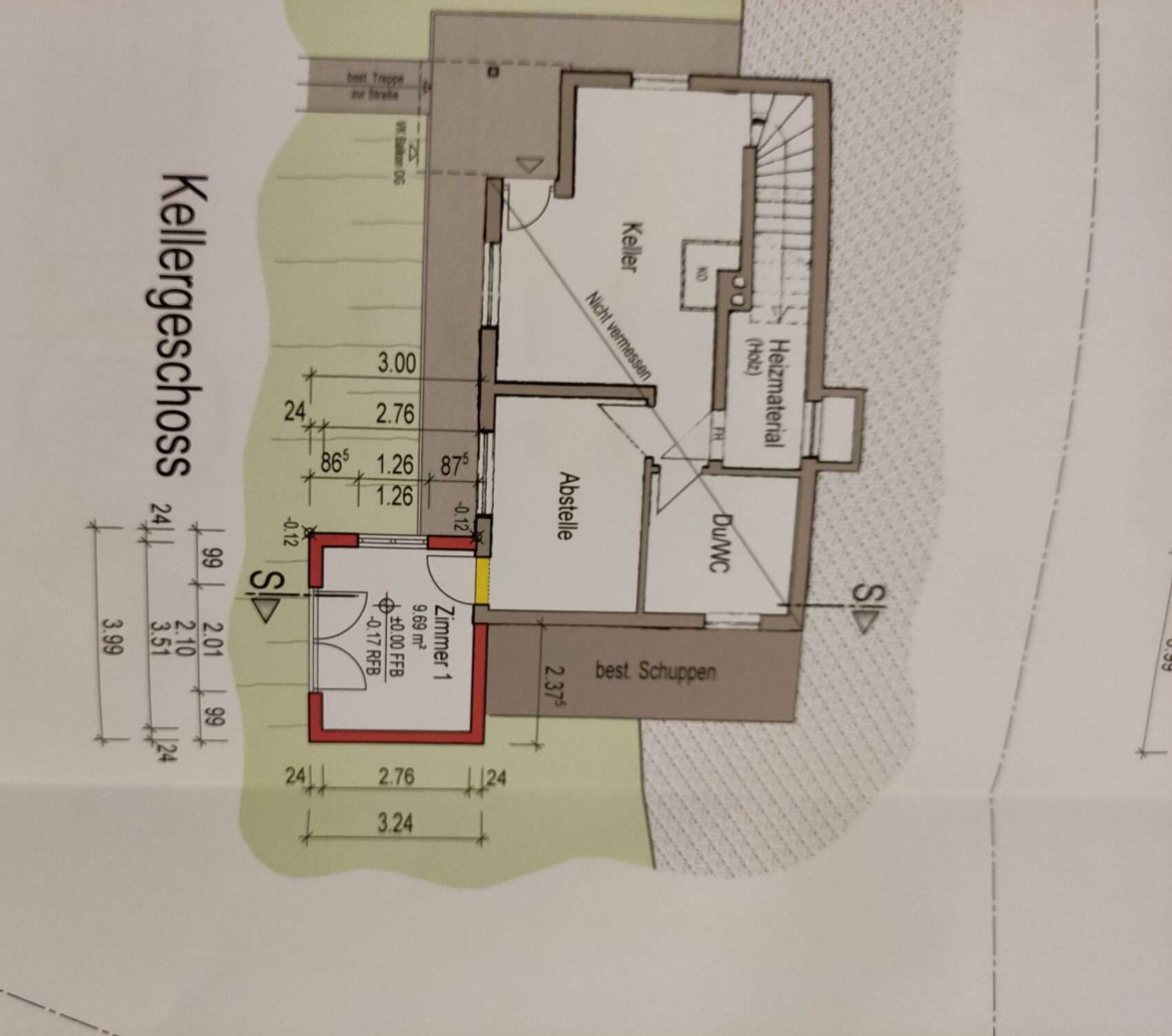 Grundriss Kellergeschoss: Zimmer 1 rot umrissen, Abstellraum, Heizraum, Dusche, Treppenaufgang.