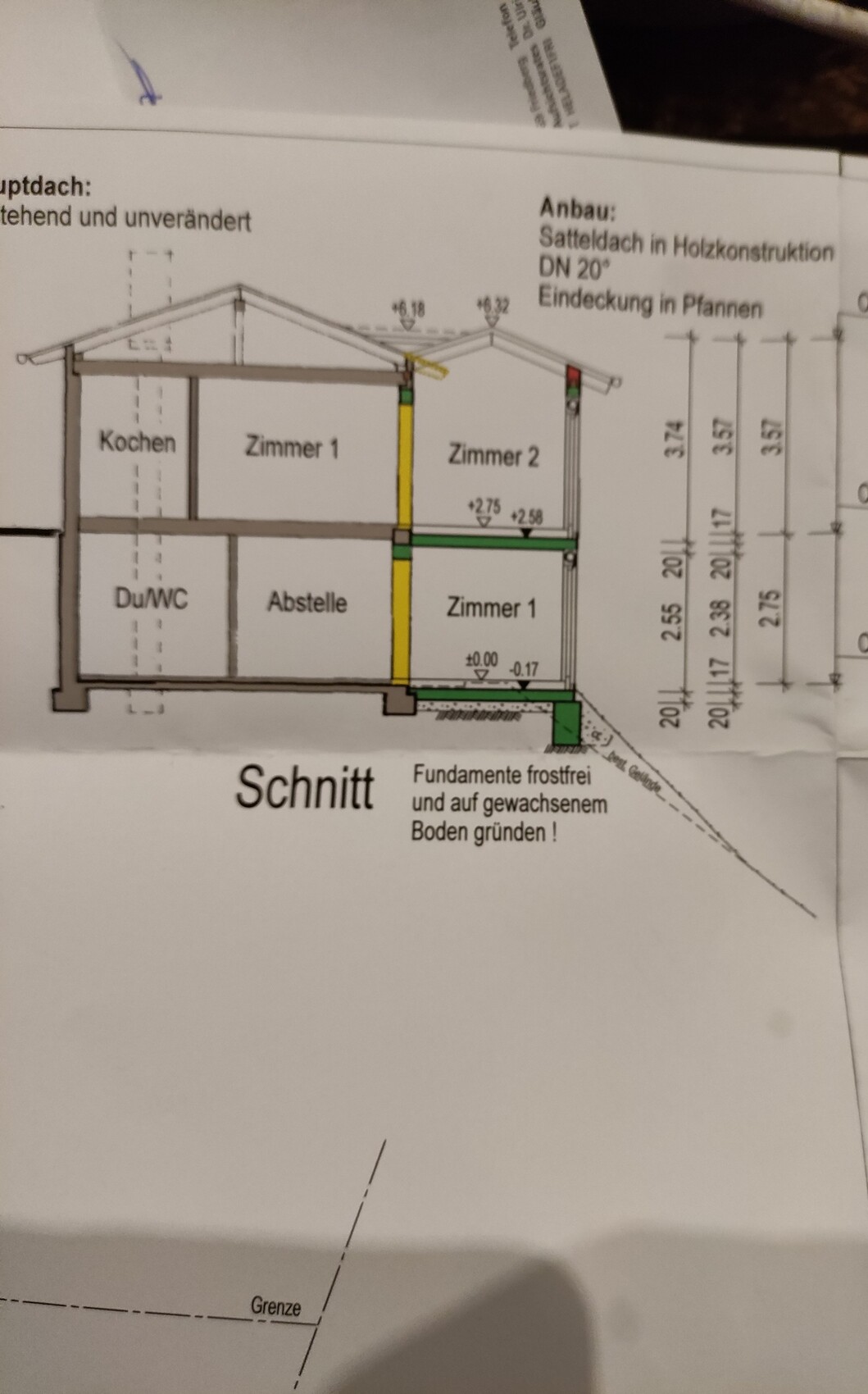 Schnitt durch zweigeschossiges Haus: Küche, Zimmer 1/2, Du/WC, Abstelle, Dachkonstruktion.