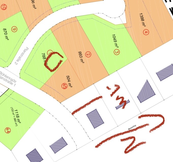 Lageplan mit gruen/orange Parzellen, Flächenangaben in m², roter Kreis als Markierung.
