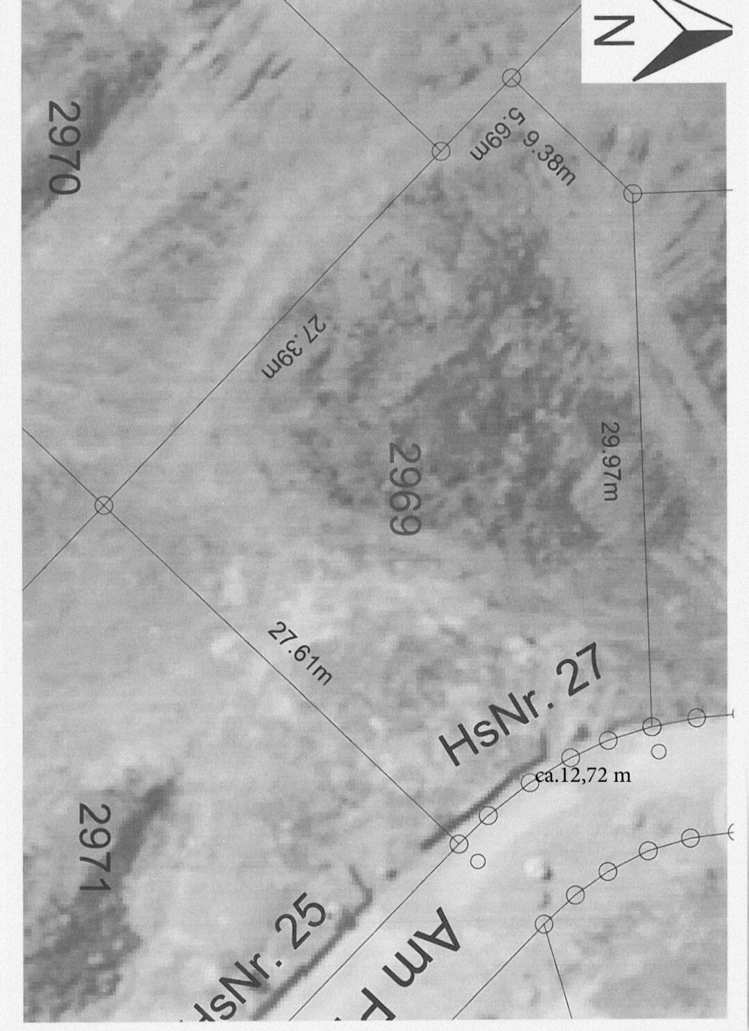 Site plan of a plot with boundary lines, house number 27, north arrow, dimensions in meters.