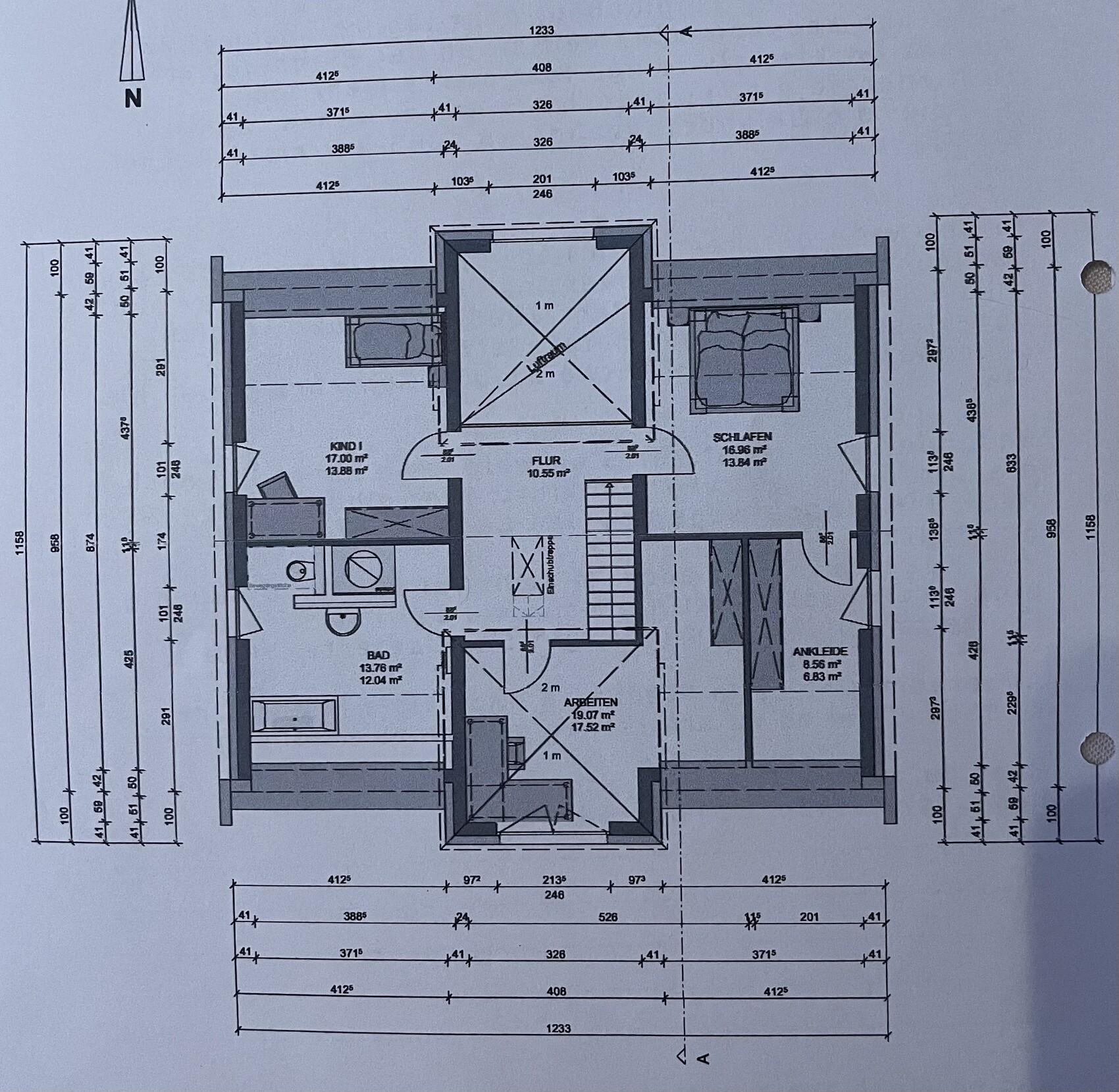 Grundriss eines Hauses: Treppe in Mitte, Flur, Schlafzimmer, Kindraum, Bad, Arbeitszimmer, Ankleide.