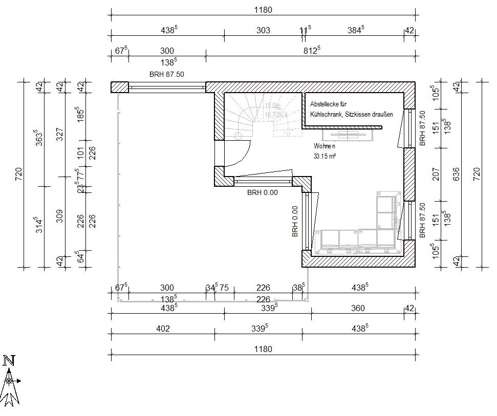 Grundriss eines Wohnbereichs mit Treppe, Sofa und Abstellbereich; ca. 33 m²