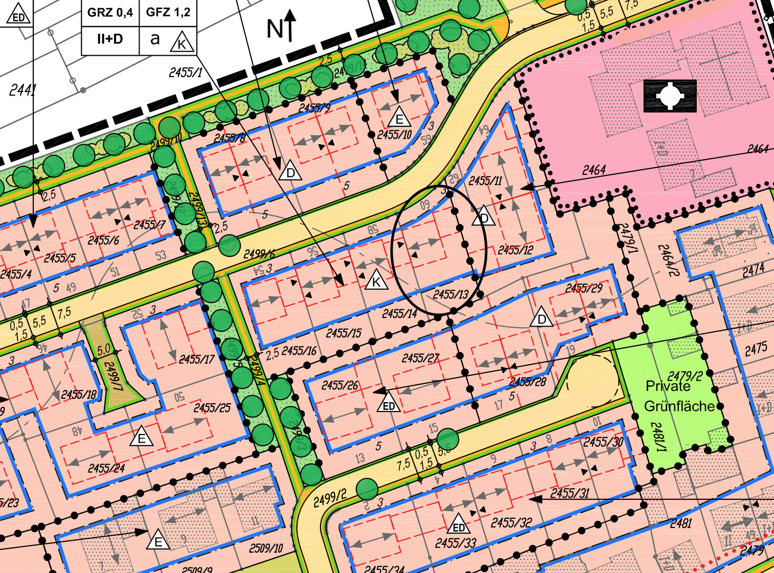Site plan of a development area with parcels, streets, green spaces, and buildings.