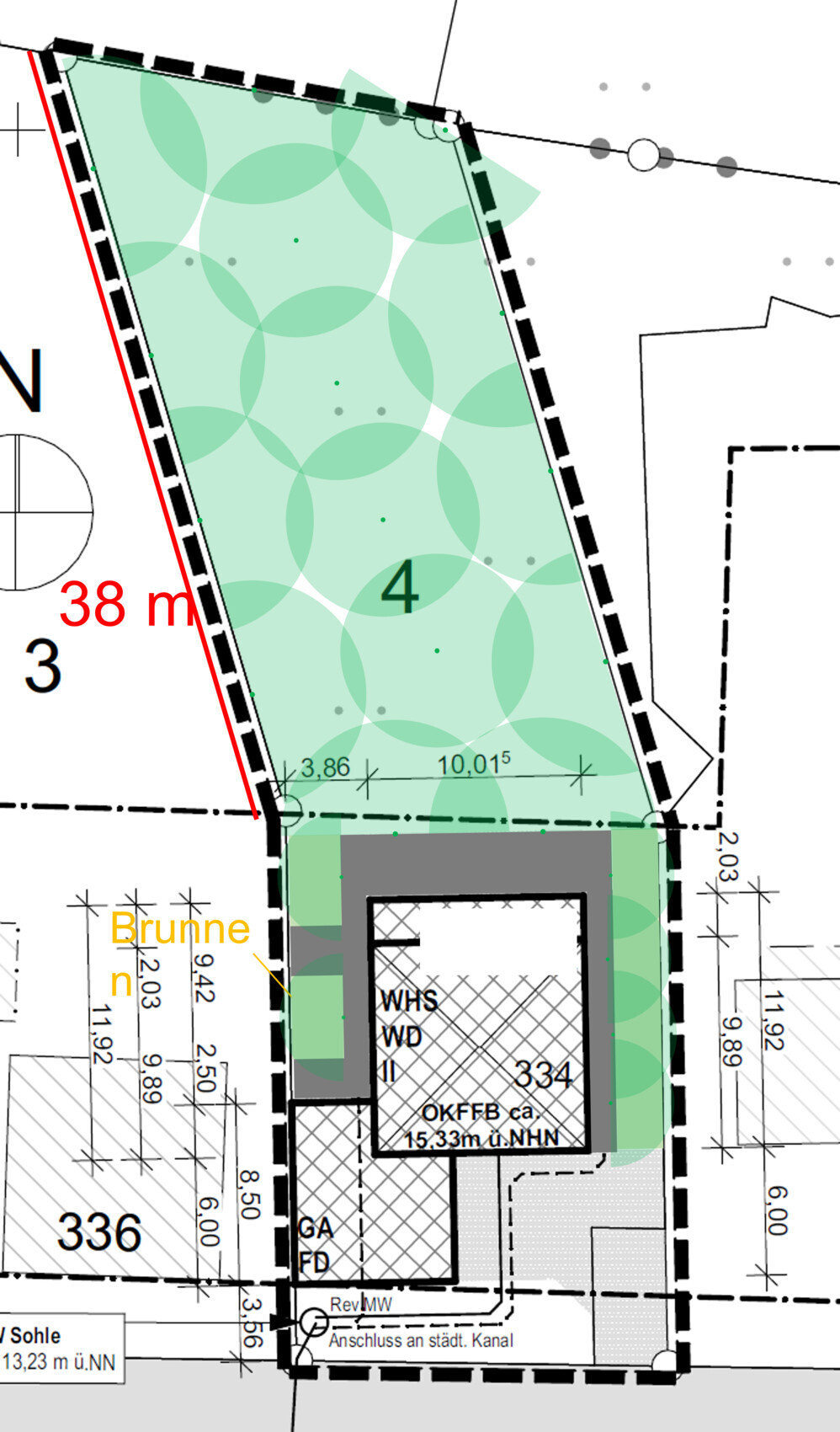 Lageplan: Grüner Innenbereich mit Kreisflächen, Gebäude rechts unten, Brunnen links.
