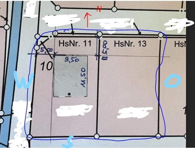 Kadastrale Karte: zwei Grundstücke HsNr 11 und 13, blau umrissen; Gebäude auf linkem Grundstück.