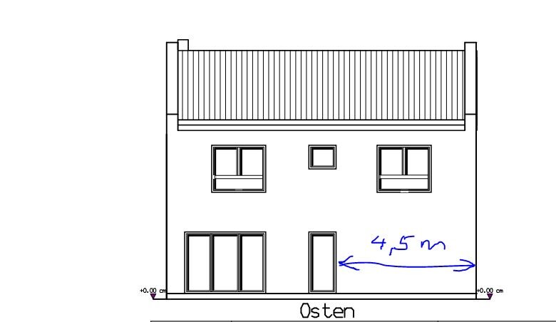 Ostfassade eines zweistöckigen Hauses: Flachdach, Fenster und Tür, Maßangabe 4,5 m.