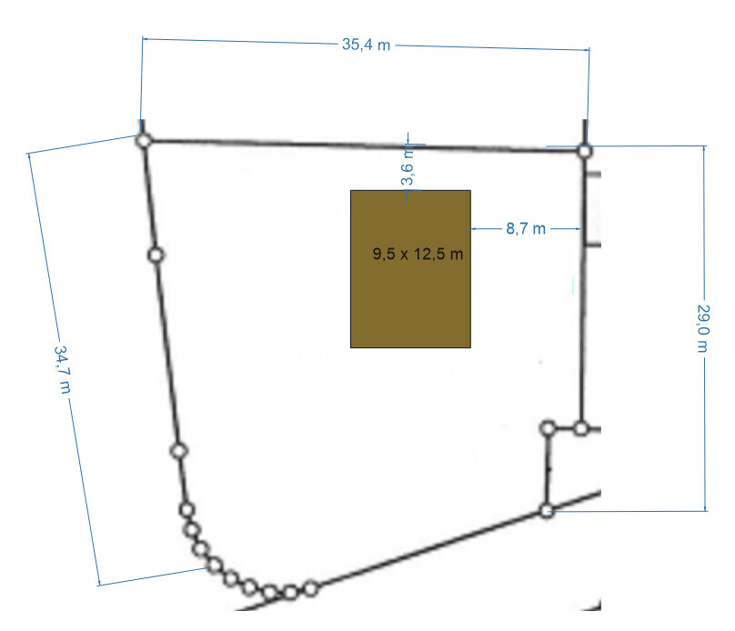 Site plan of an irregularly shaped plot with boundary markers; brown building 9.5×12.5 m (31×41 feet) in the center