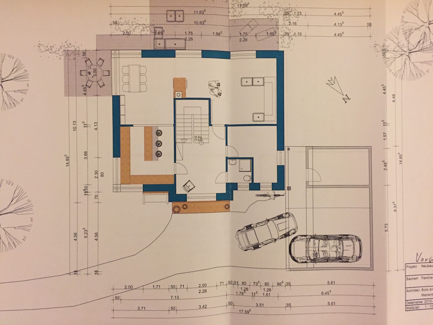 Floor plan of a single-family house with entrance, kitchen, living room, garage, and outdoor area.