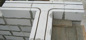 Rohbauwand aus Betonblokken mit Fensteröffnung