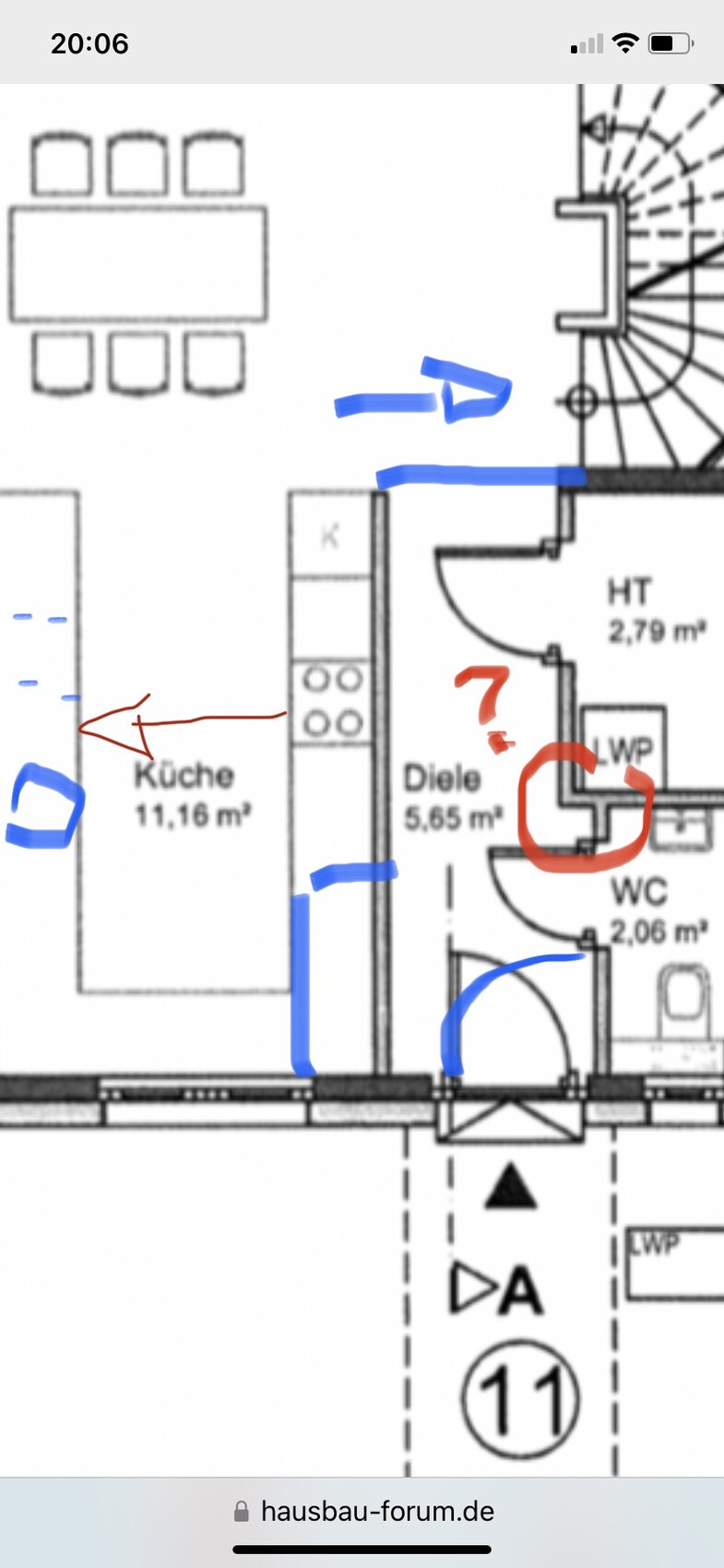 Grundriss einer Wohnung: Küche links, Diele rechts, WC; Esstischbereich sichtbar.