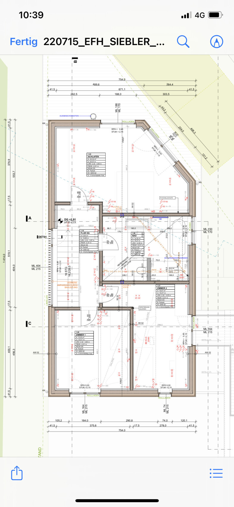 Grundriss eines Gebäudes mit mehreren Zimmern, Türen, Wänden und Maßlinien.