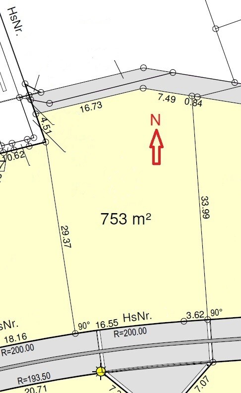 Site plan of a yellow plot with 753 m², north arrow and boundary dimensions.