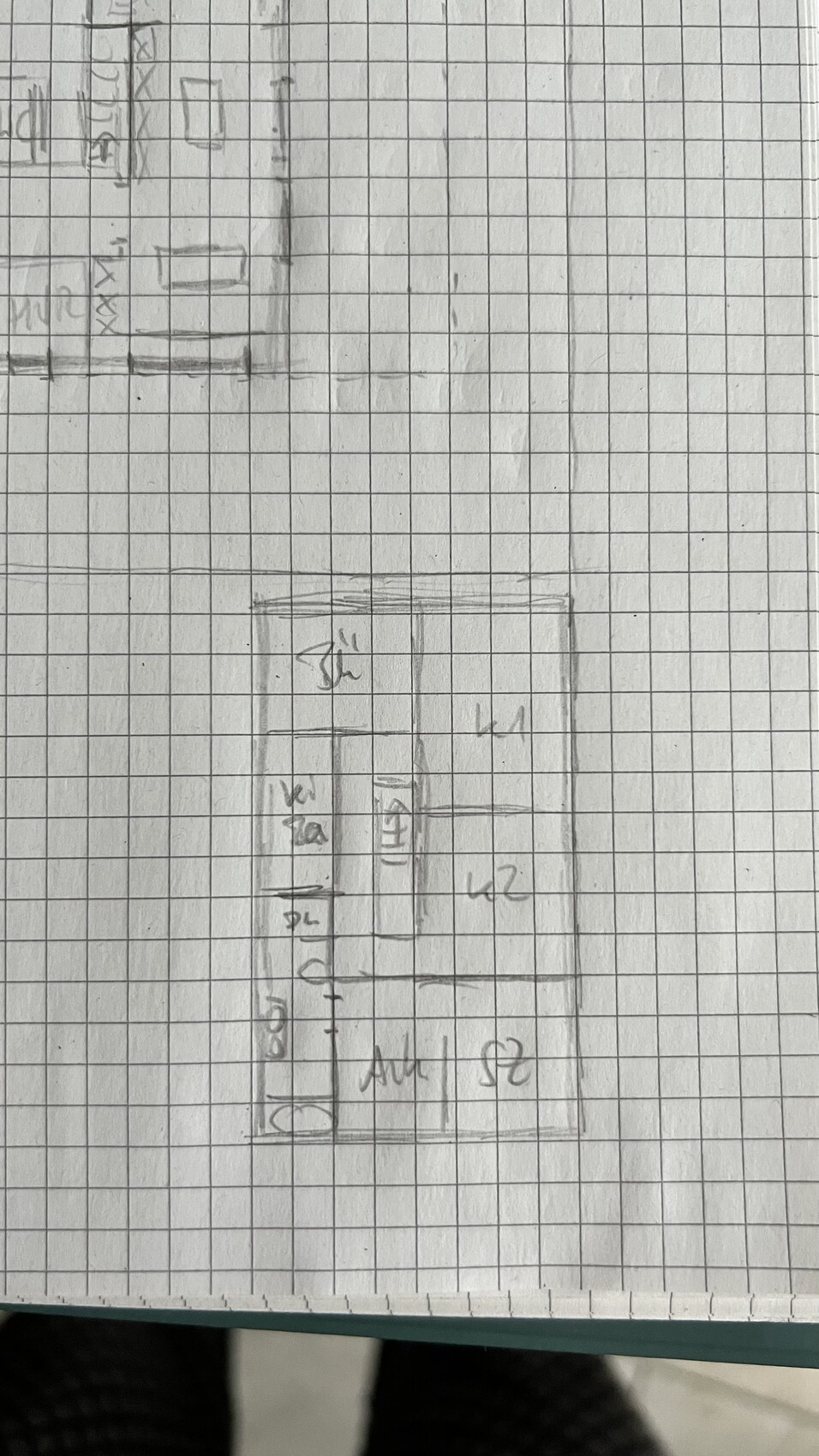 Handgezeichnete Grundriss-Skizze mehrerer Räume auf kariertem Papier.