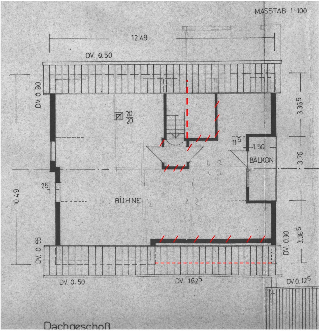 Floor plan of a theater stage with stage, balcony, and stairs at scale 1:100.