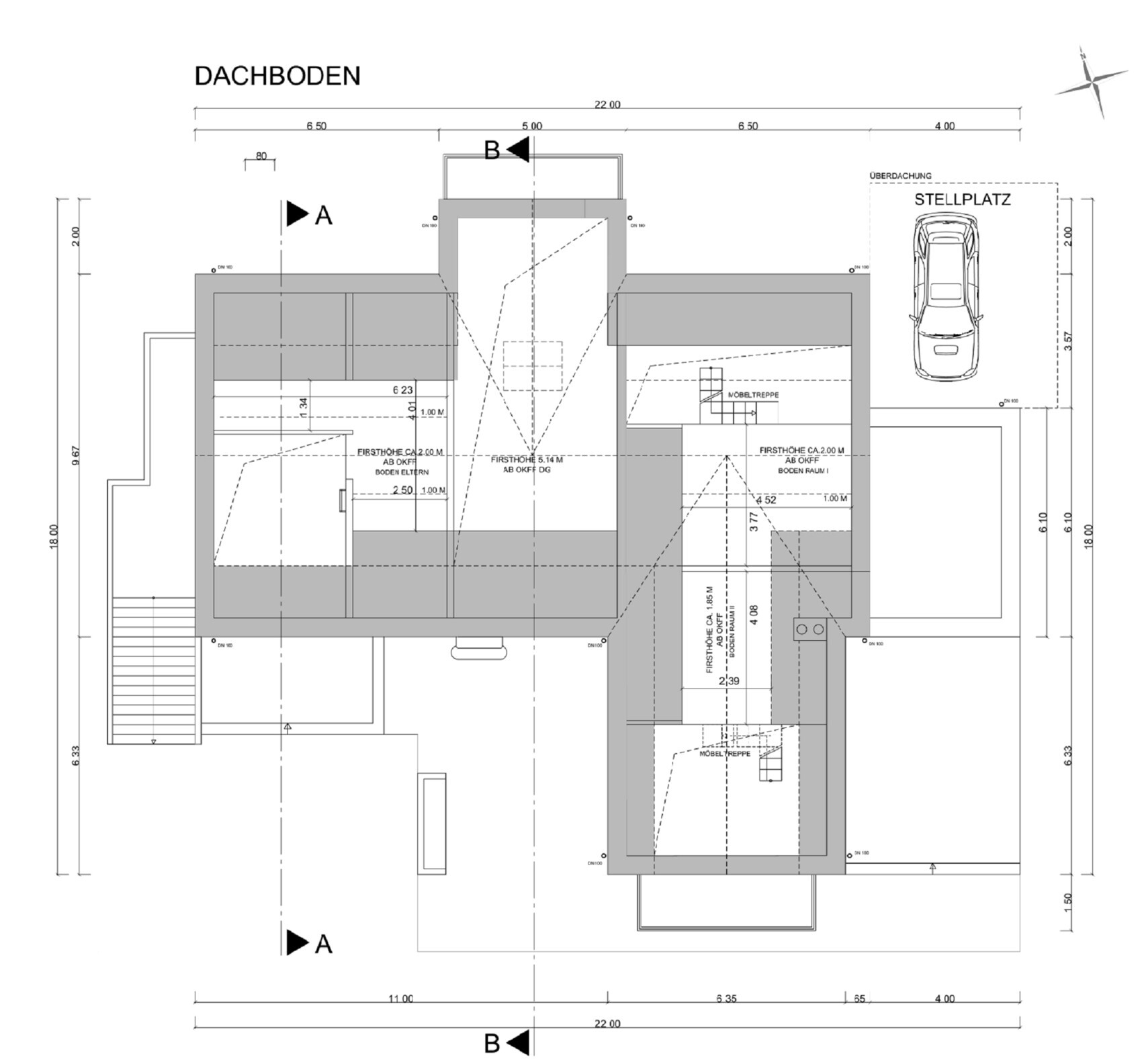 Dachboden-Grundriss mit Treppenhaus und rechts angeordnetem Stellplatz.