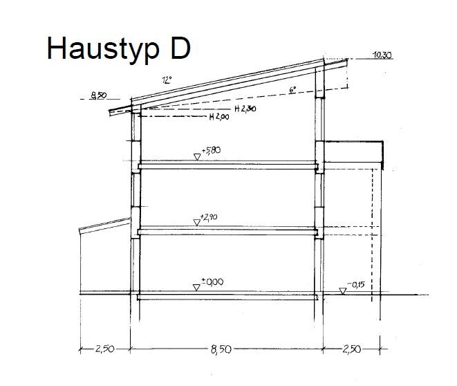 Section drawing: house type D, multi-storey house with roof pitch and dimensions.