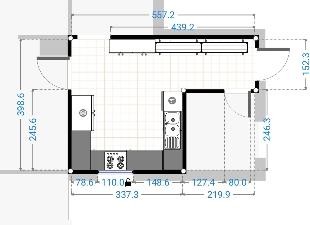 Grundriss einer Küche mit Spüle, Herd, Kühlschrank und Arbeitsfläche.