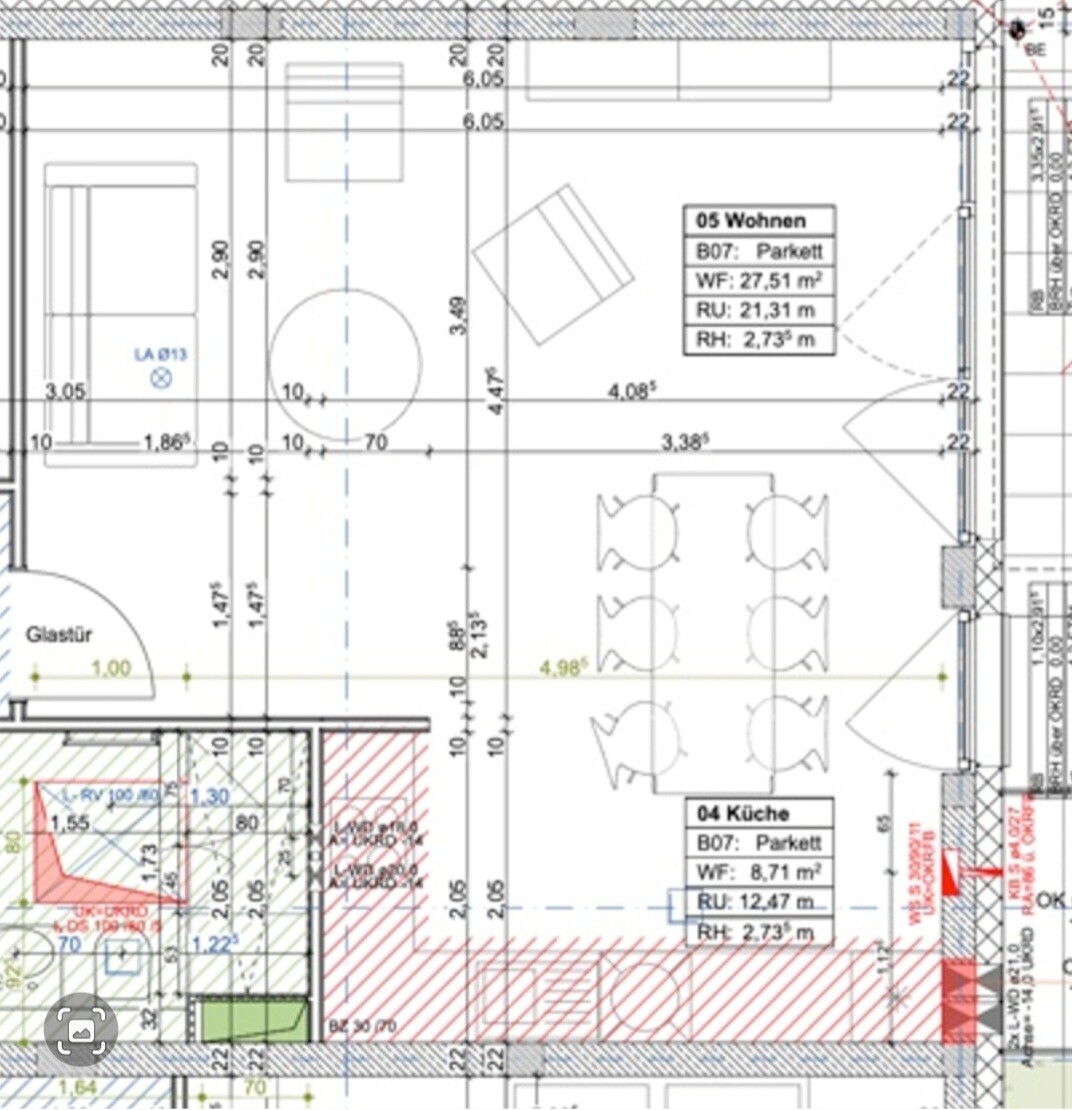 Floor plan: Living and kitchen area with sofa, dining table, and chairs.