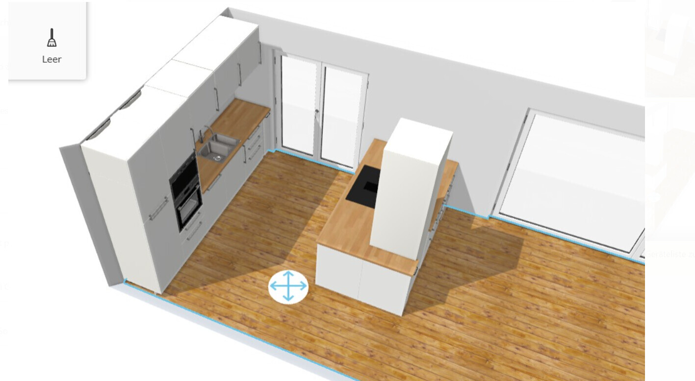 Küche mit L-förmigen Schränken, Spüle, Ofen, Holzboden, zentrale Insel mit Kochfeld, Glastüren.