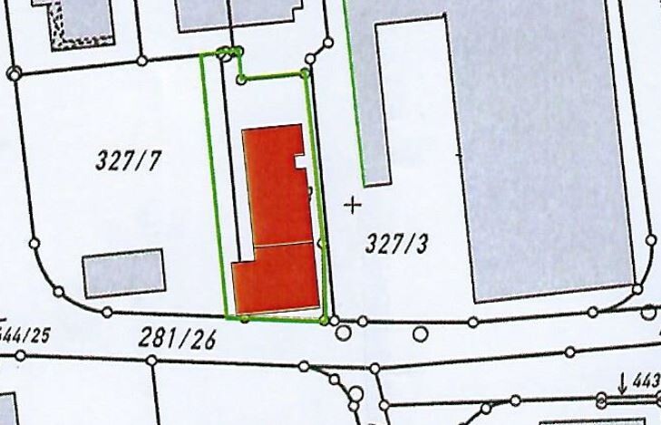 Flurkarte: rotes Gebäude innerhalb grüner Umrandung der Parzelle 281/26, angrenzend an 327/3.