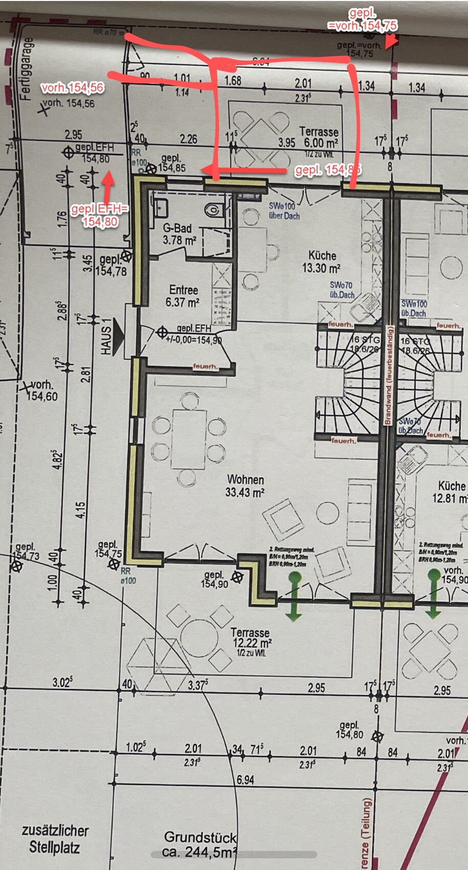 Grundriss einer Wohnung: Wohnen, Küche, Bad, Entree und Terrasse; farblich markierte Wände.
