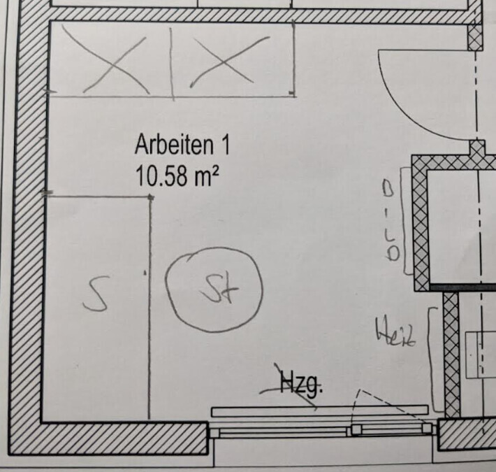 Grundriss eines Arbeitsraums (10,58 m²) mit zwei Schreibtischen, runder Stuhl und Tür rechts.