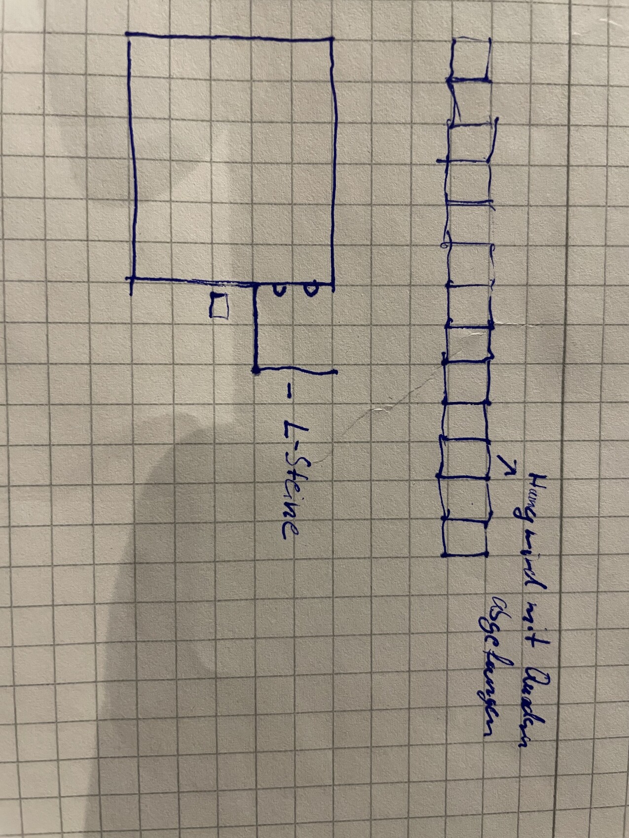 Floor plan sketch: large square on the left, vertical row of small rectangles on the right.