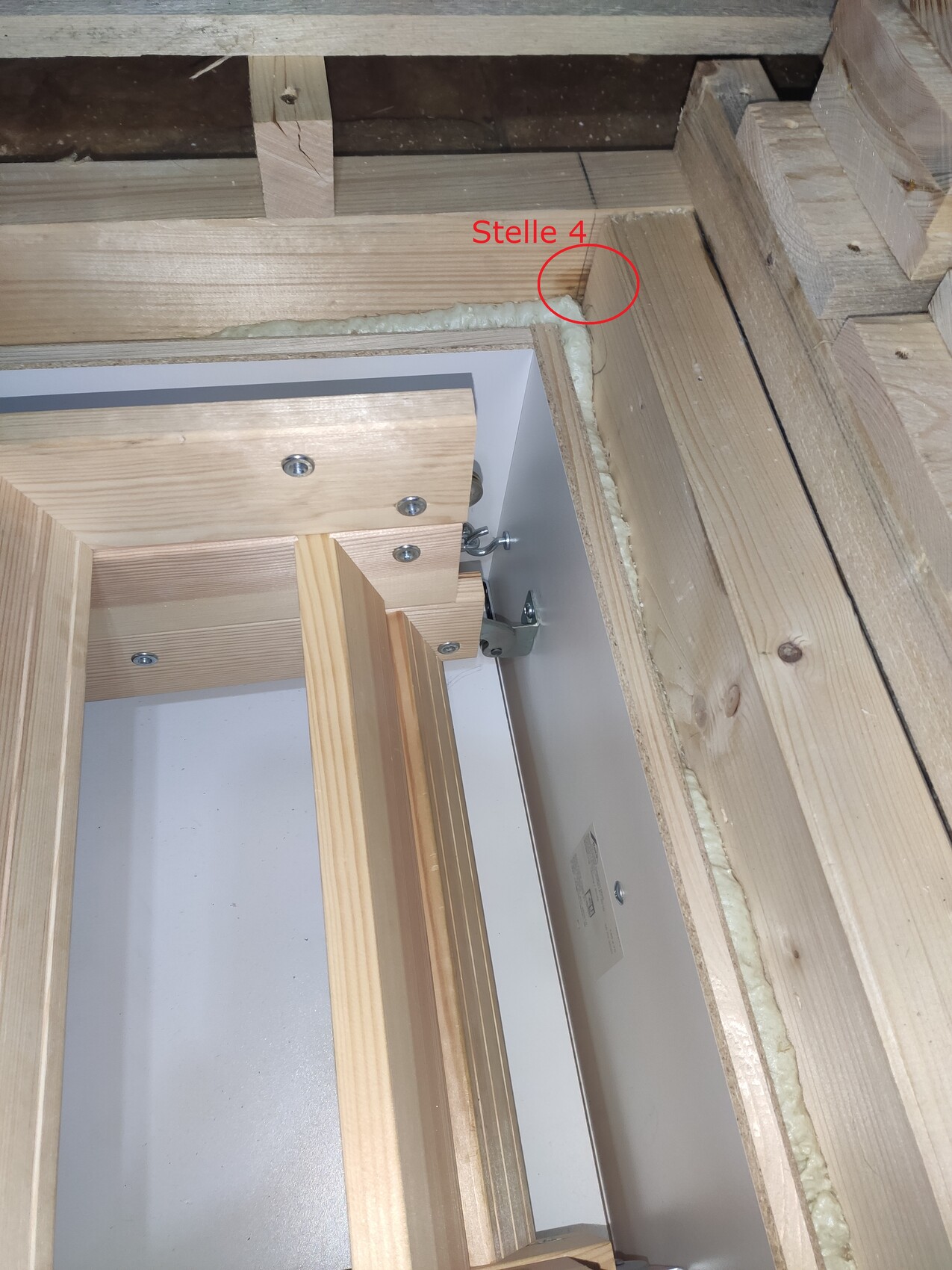 Holzrahmenbau mit Metallbeschlag, weißer Platte und Dämmspalt; Stelle 4 markiert.