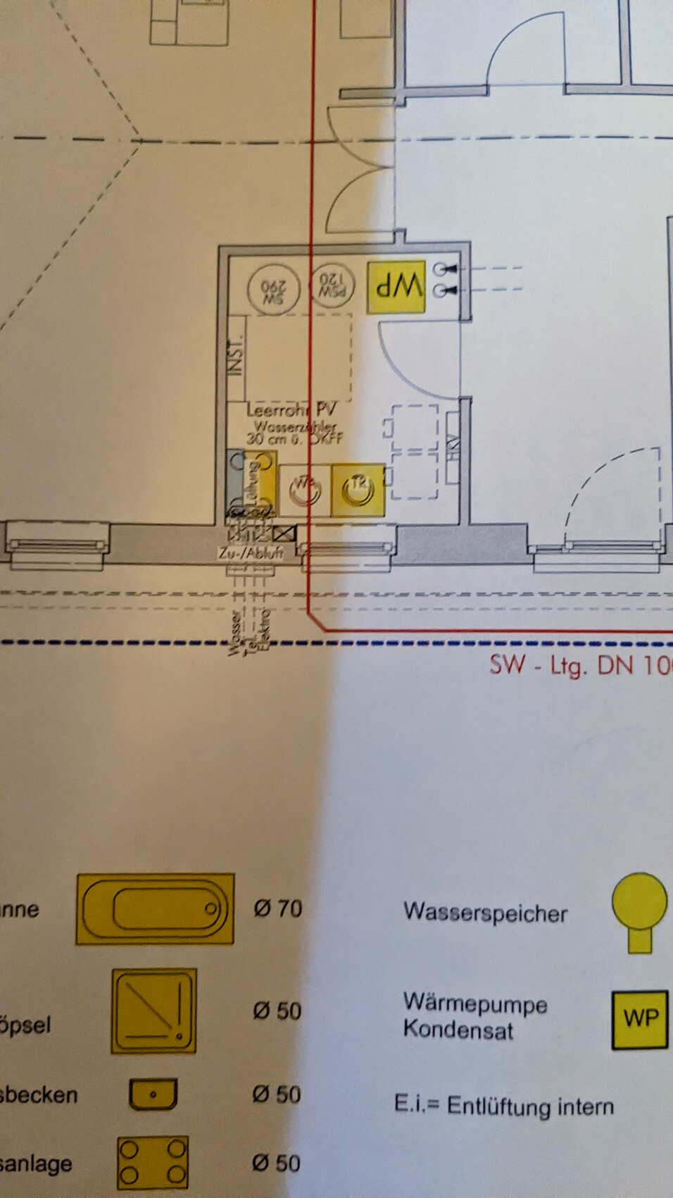 Technical floor plan of a room with heat pump (HP), water storage tank and piping.