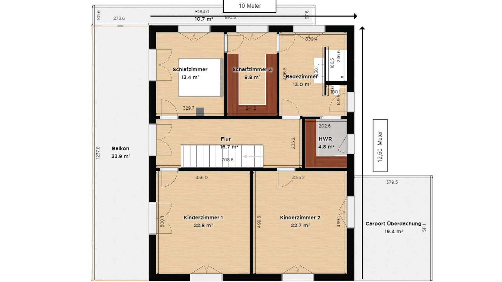 Grundriss eines Hauses mit Flur, Schlafzimmer, zwei Kinderzimmern, Bad, Balkon und Carport