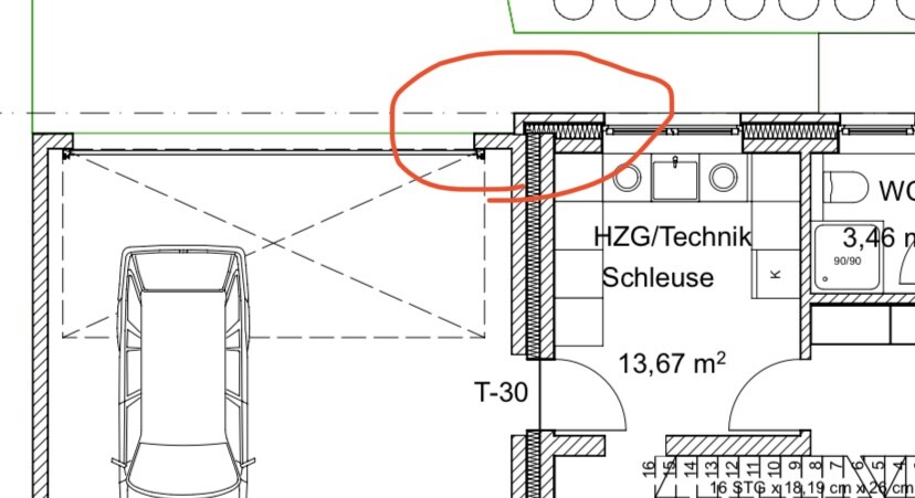 Grundriss: Garage mit Auto links, Türöffnung zur Schleuse; rote Markierung markiert den Durchgang.