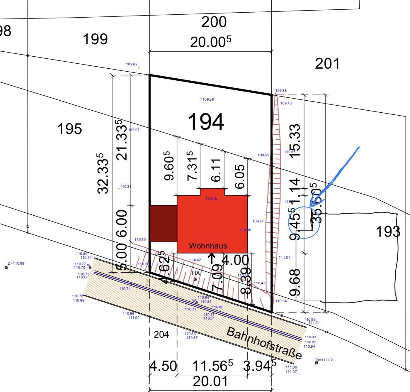 Lageplan eines Grundstücks mit Wohnhaus, Maßangaben und Straßeneinbindung