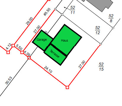 Lageplan eines Grundstuecks mit Haus, Garage und Terrasse, rote Begrenzungslinien