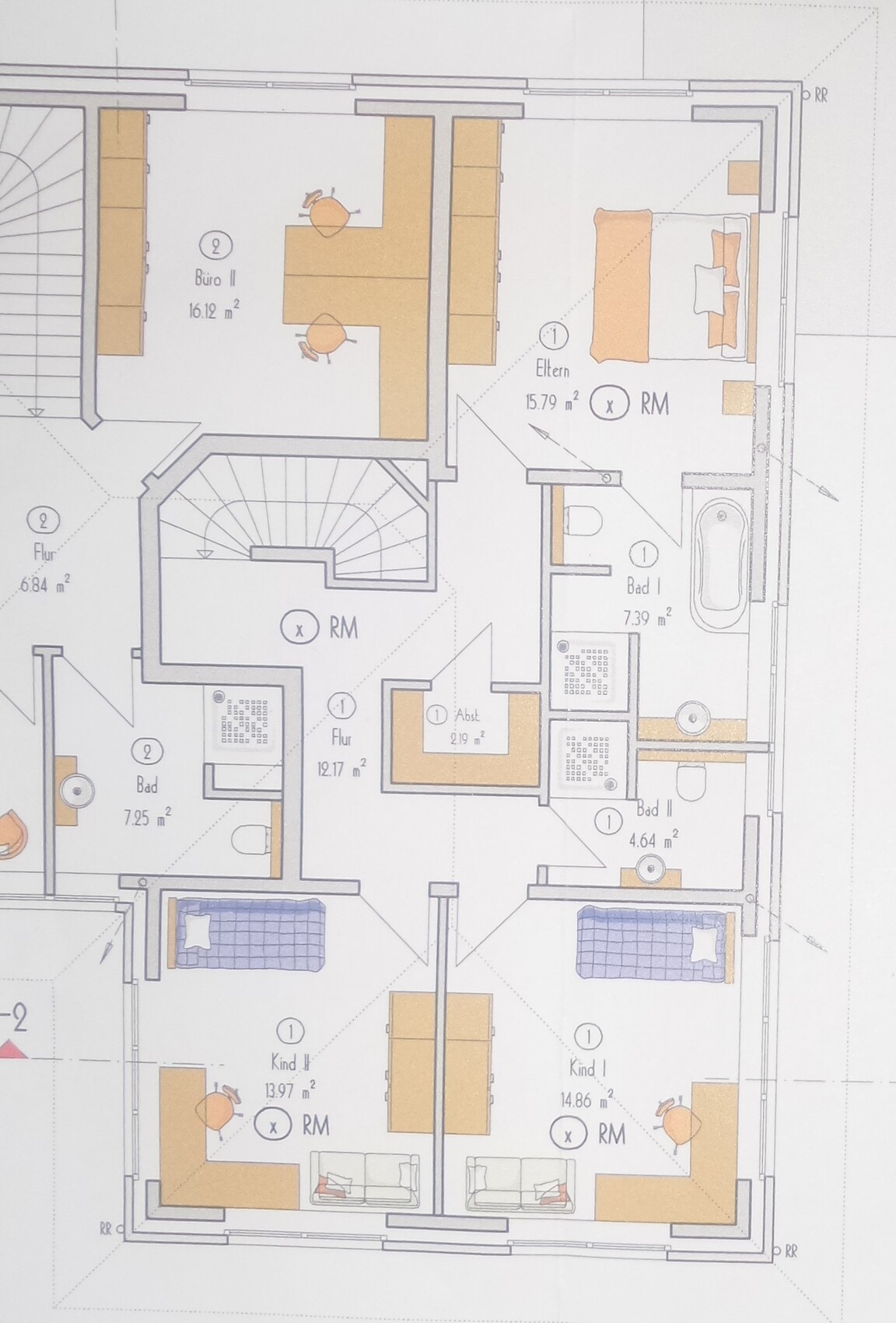 Grundriss einer Wohnetage mit Elternzimmer, Kinderzimmer, Bad, Flur und Treppe.