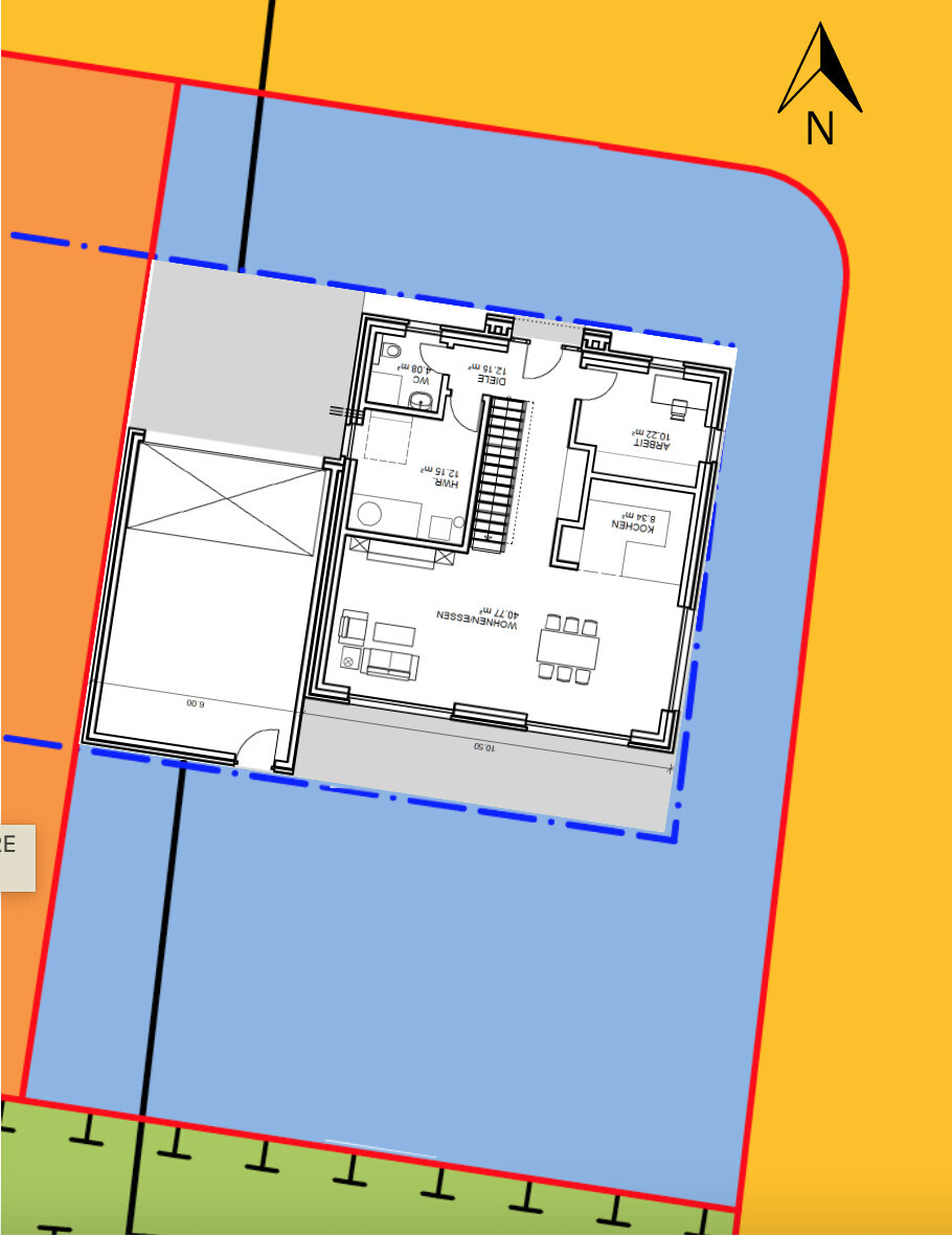 Grundriss eines Hauses in blauer Bauzone; rote Grenze, gelber Hintergrund, Nordpfeil.