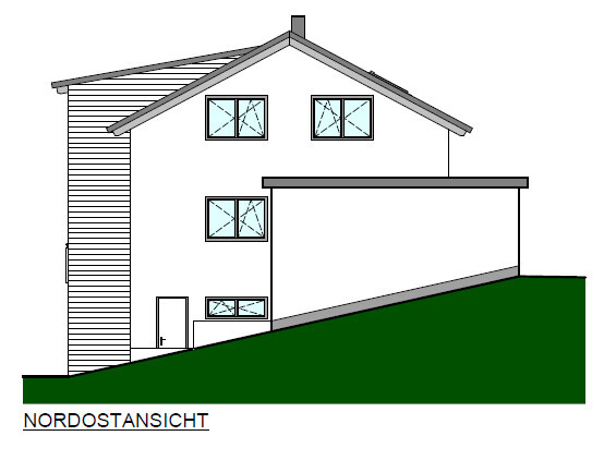 Mehrstöckiges Haus am grünen Hang mit Fenstern; Nordostansicht.