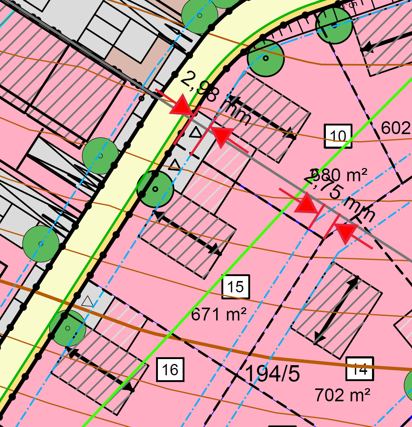Detailreicher Lageplan: pink markierte Bauflächen, Parzellen, Straße, Bäume, Abmessungen