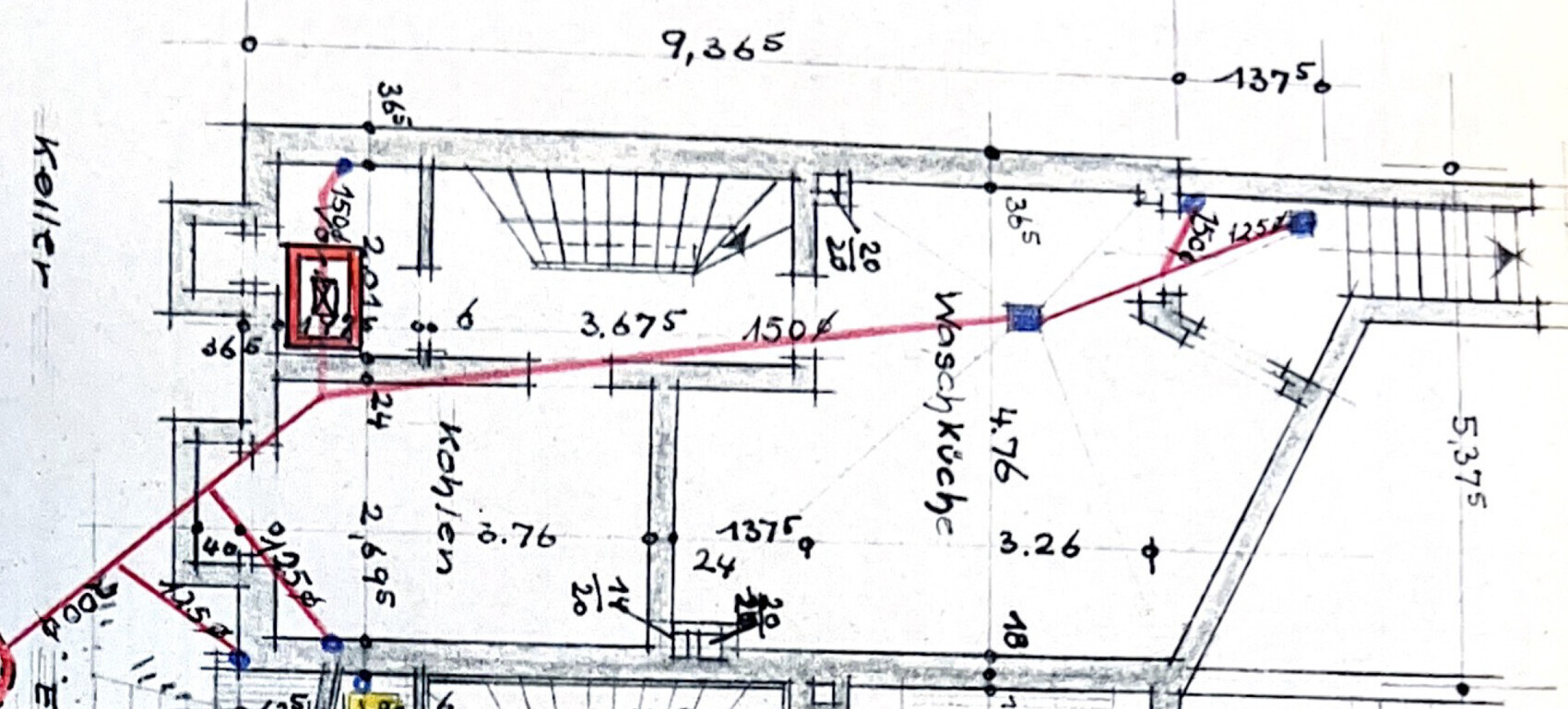 Architekten-Grundriss: Innenraum mit Treppe, Wänden, Maßen und roter Linie.