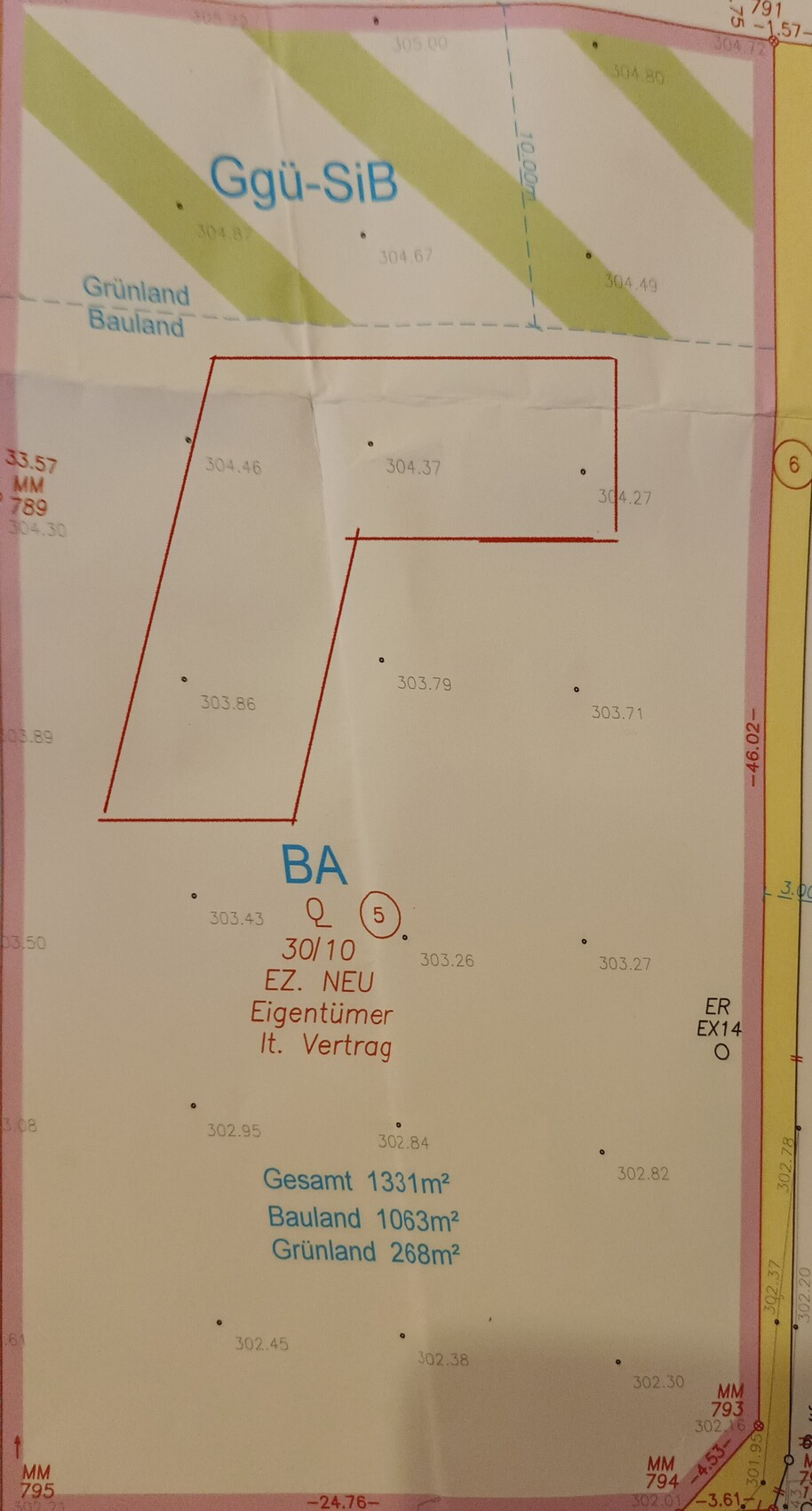 Grundstuecksplan mit roter Umrandung eines Bauplots