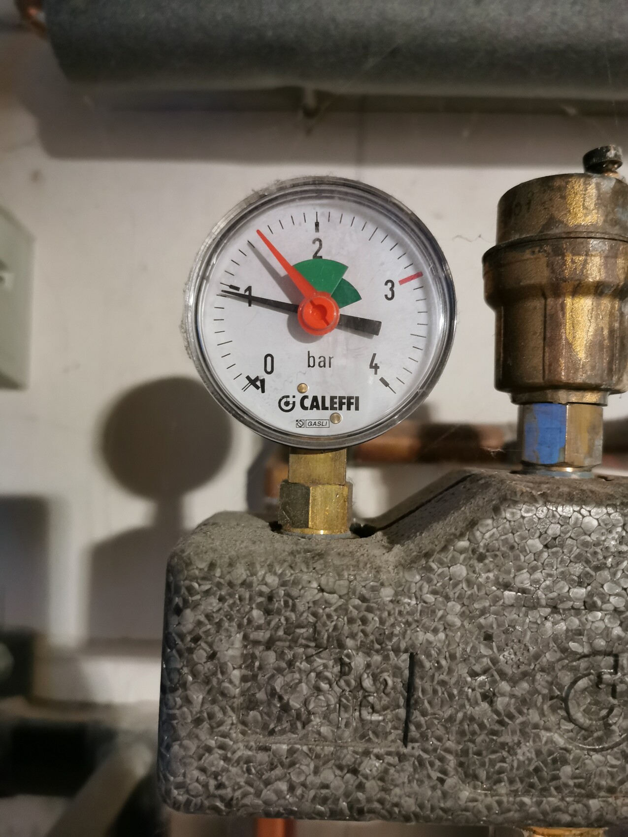 Pressure gauge on heating valve; reading approx. 1.5 bar, CALEFFI.